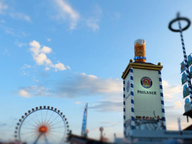 Paulaner Festzelt Außenansicht mit Paulaner-Turm