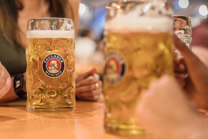 Maß Oktoberfestbier im Paulaner Festzelt auf dem Münchner Oktoberfest. Maß Oktoberfestbier im Paulaner Festzelt auf dem Münchner Oktoberfest.