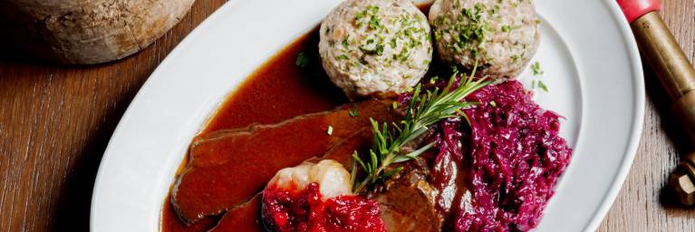 Böfflamott mit Blaukraut und Semmelknödel
